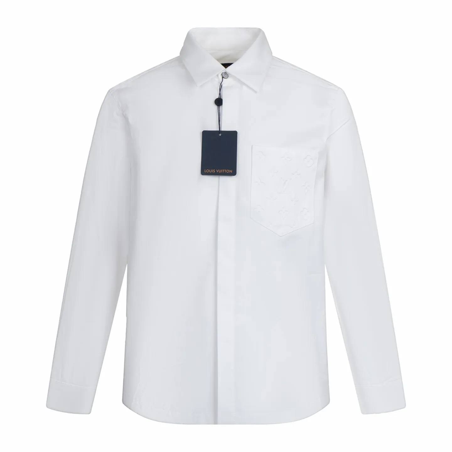 🅿️500 1v 25SS embossed three-dimensional embossed long-sleeved shirt. The fabric is made of twill fabric. The twill pattern on the front of the fabric is obvious, and single yarn is used in both warp and weft directions. This structure gives the surface of the fabric a three-dimensional twill texture, which is high in density and soft to the touch, and has better wear resistance than plain fabrics. The material is naturally soft, breathable and moisture-absorbent, suitable for close-fitting wear and not easy to irritate the skin. The natural properties of cotton fiber include air retention between fibers and excellent heat resistance. The overall texture of twill fabric is softer and thicker, and the cut is wide and three-dimensional. The twill fabric is thickened to improve support, and combined with embossing technology to form a wear-resistant texture in the pocket area. Combining Monogram embossing with work pockets is achieved through a hot-press embossing process, which not only retains the fineness of the pattern, but also enhances the relief effect on the surface of the fabric. Size:XS-S-M-L
